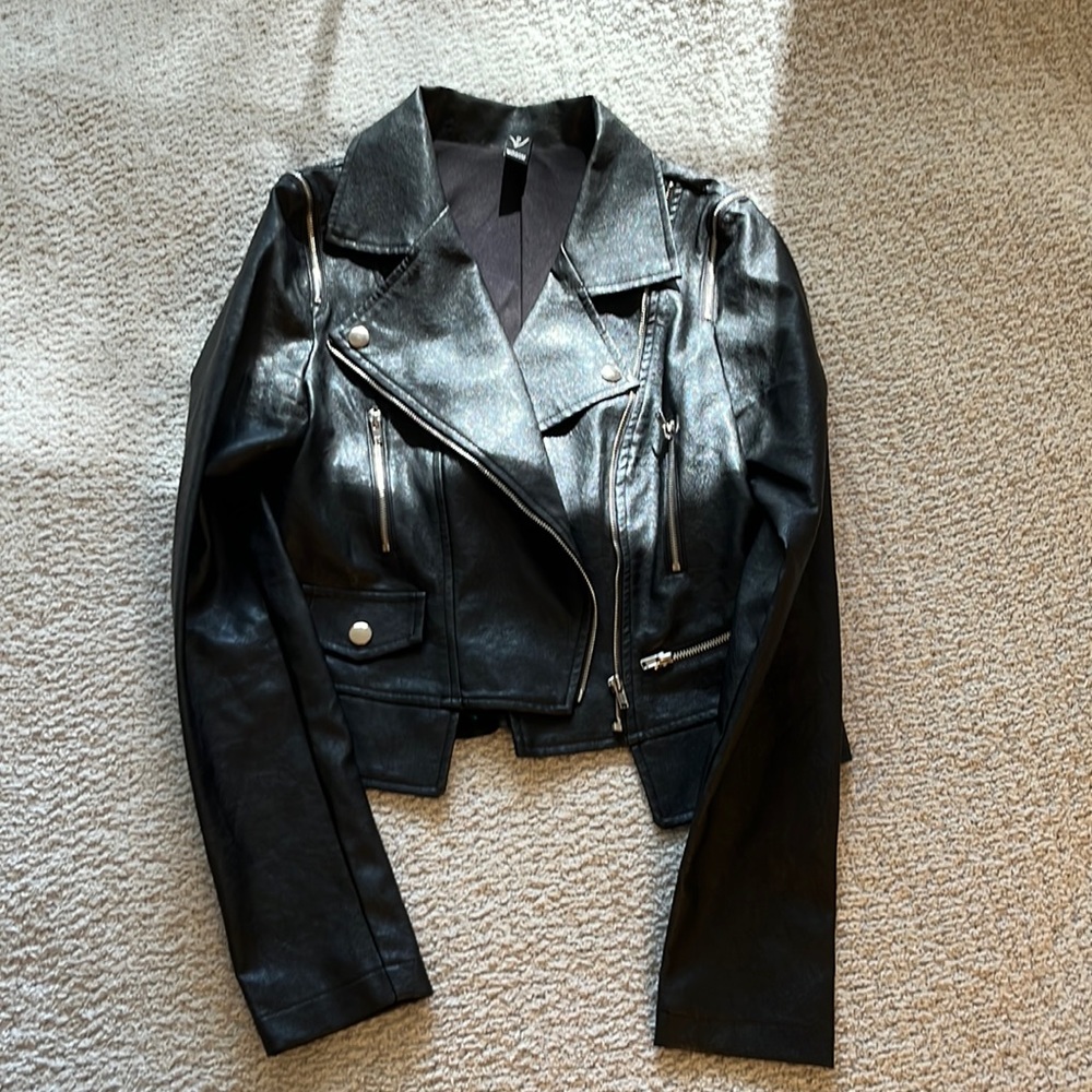 Vegan leather Windsor jacket. Zipper detail.